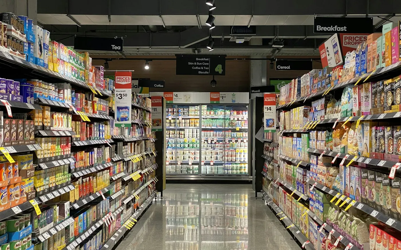 Pasillo de un minimarket con productos