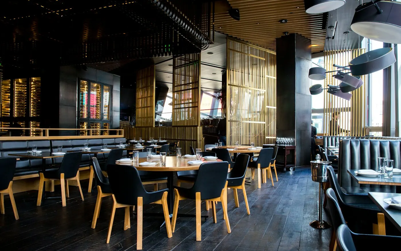 Salón de restaurante con mesas listas
